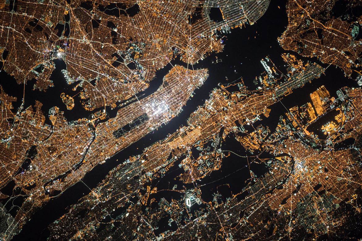 Ville illuminée vue de nuit depuis l'espace